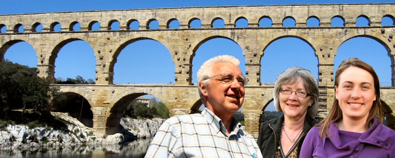 Hjemmesidens forfattere, Kristian Valsted, Birgit Villumsen og Elise Balmisse poserer foran Pont du Gard.