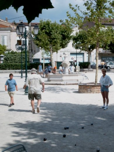 Une partie de ptanque  Cogoloin, juin 2003