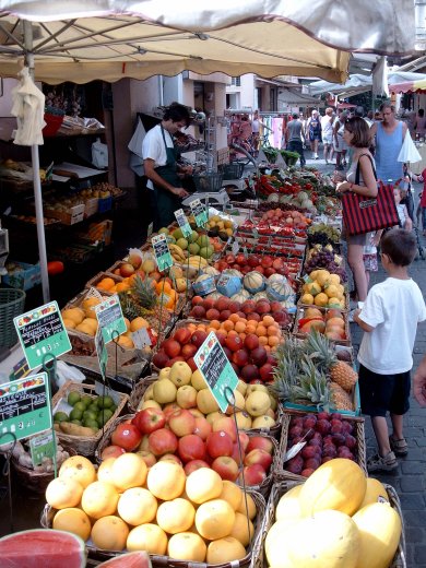Un march  Sainte-Maxime juin 2003